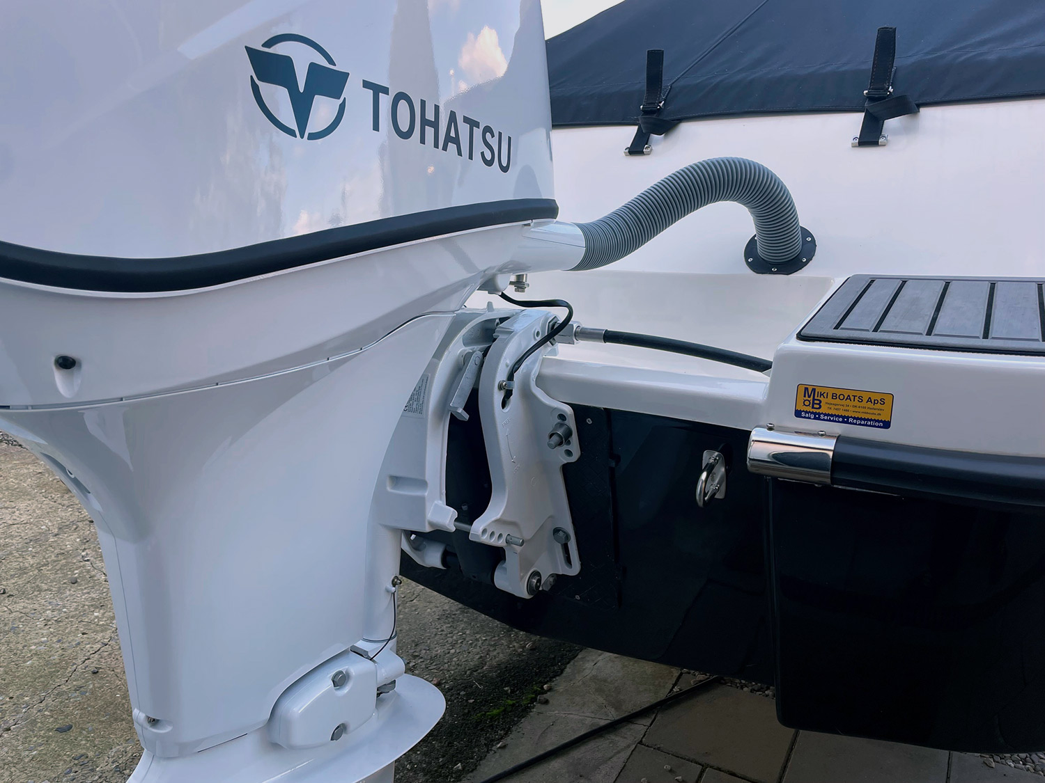 tenderbaade_miki_soenderjylland MIKI T5 er en tenderbåd med et tidsløst design og smukke organiske linjer, udført i materialer af høj kvalitet og gennemførte detaljer overalt. Pakketilbud med Tohatsumotor